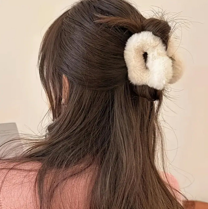 4pcs Elegant Minimalist Heart-Shaped Flannel Hair Claw Clips Set