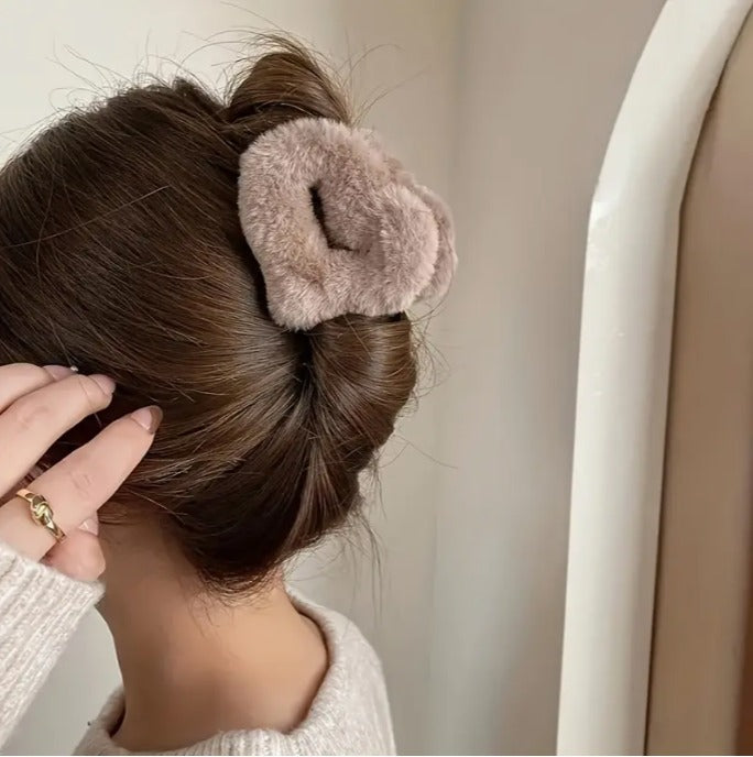 4pcs Elegant Minimalist Heart-Shaped Flannel Hair Claw Clips Set