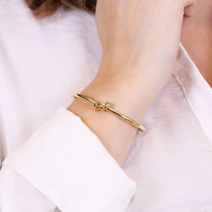 Forever Knot Bangle 18k