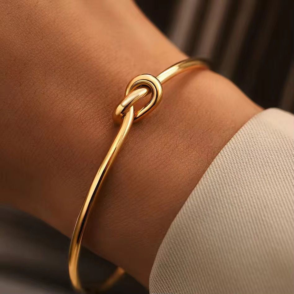 Forever Knot Bangle 18k
