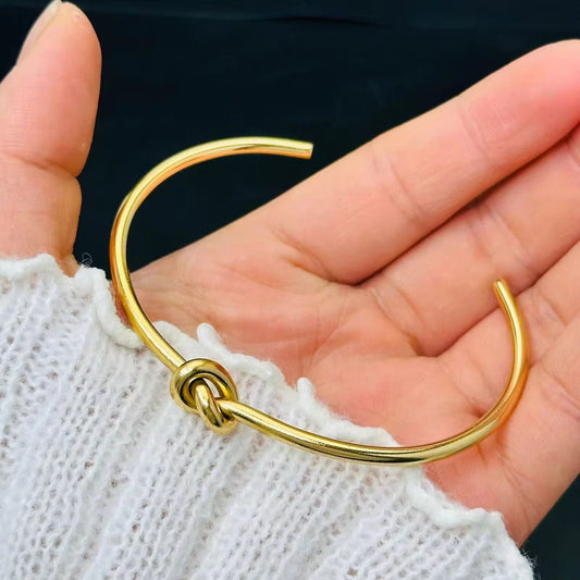 Forever Knot Bangle 18k